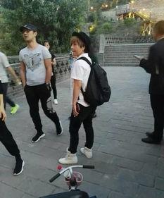 街边两人吵架 吃瓜群众,吃瓜群众热议一幕