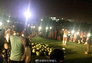 男人被吃瓜群众围观,揭秘男人为何成为吃瓜群众的焦点